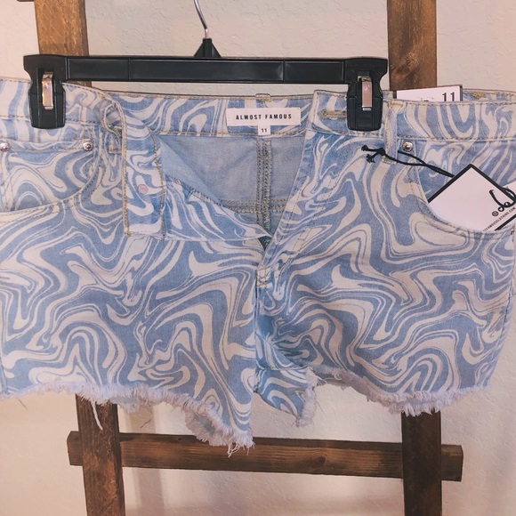 Almost Famous Super High Rise Short Shorts Size 11- NWT - Picture 2 of 3
